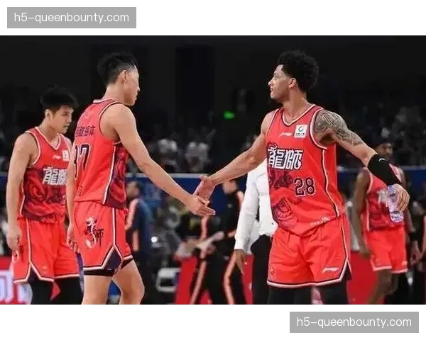 广州龙狮新援德翁特·伯顿抵达投入训练，郭艾伦徐昕连线受期待